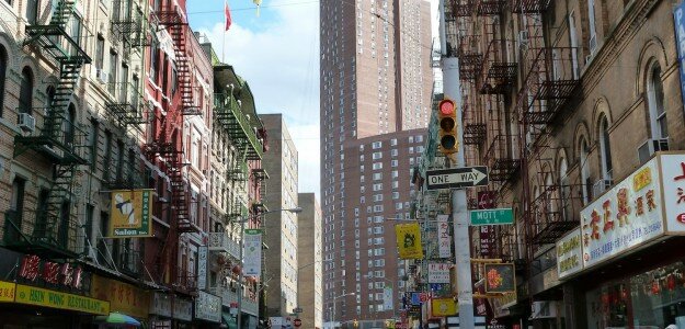 New York, China Town. Stadsmyllret befinner sig i den lägre bebyggelsen där olika företag har etablerat sig vägg i vägg. Foto: Peter Elmlund