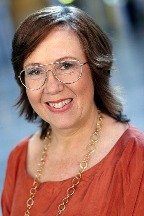 Sjöstedt har en lång meritlista. I grunden är hon jur.kand. med inriktning mänskliga rättigheter, vidare har hon varit ledarskribent på DN och UNT samt b.la. generalsekreterare för Kulturarv utan gränser. Det bådar gott i den snårskog av byråkrati som omger fastighetsfrågan. Foto: FREDRIK PERSSON / SCANPIX Sjöstedt har en lång meritlista. I grunden är hon jur.kand. med inriktning mänskliga rättigheter, vidare har hon varit ledarskribent på DN och UNT samt b.la. generalsekreterare för Kulturarv utan gränser. Det bådar gott i den snårskog av byråkrati som omger fastighetsfrågan. Foto: FREDRIK PERSSON / SCANPIX