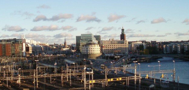 Vy mot söder från barnhusbron med Norrmalm till vänster och Kungsholmen till höger. I fonden i öppningen över Centralstationen mellan World trade center till vänster och Blekholmens byggnader i mitten ser man fortfarande Gamla stan och Riddarholmen. Foto: Kerstin Westerlund